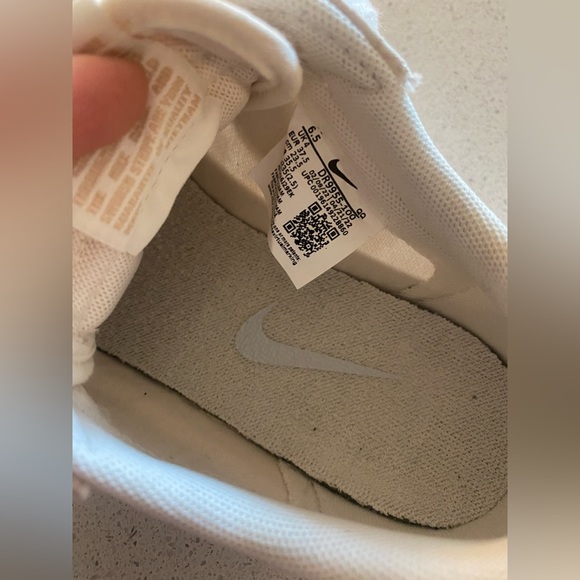 Brand new Nike Shoes - Picture 3 of 3